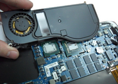 Чистка MacBook от пыли 